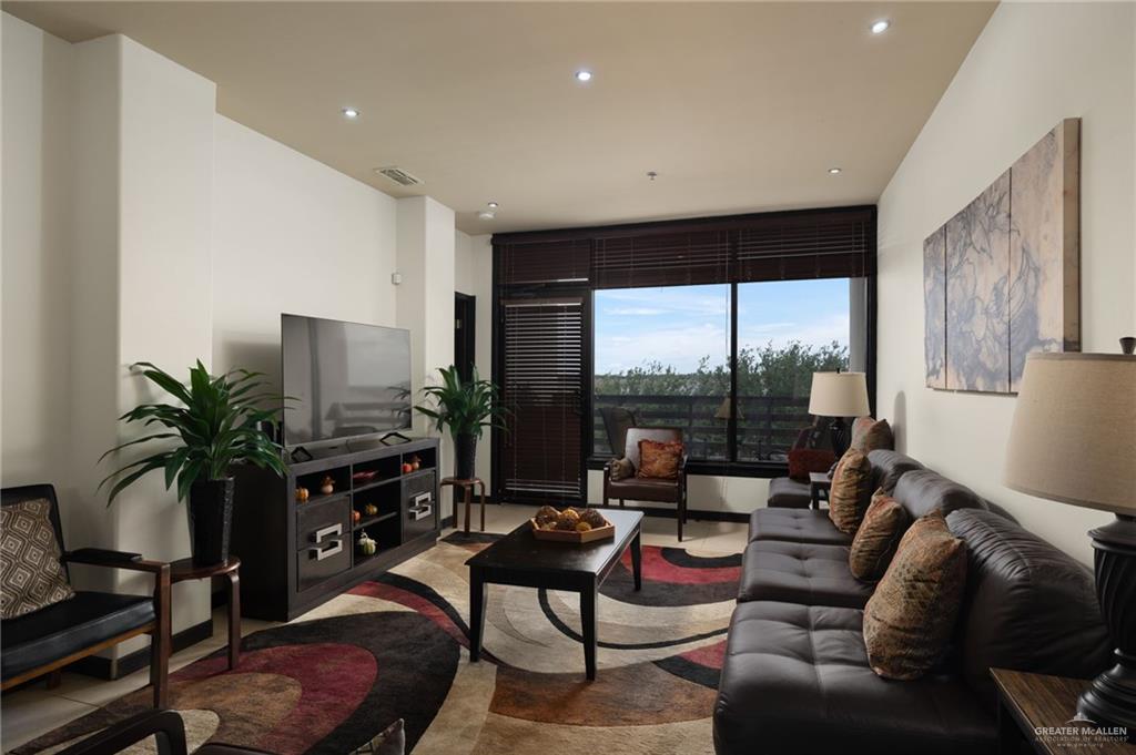 Photo 6 of 813 Travis Street #323