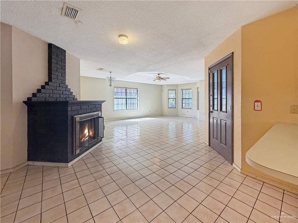 Photo 8 of 2211 Hackberry Avenue