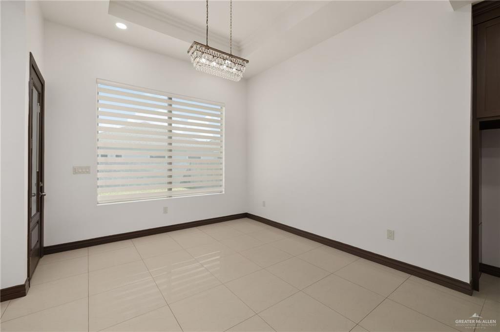 Photo 6 of 916 Brushfield Avenue