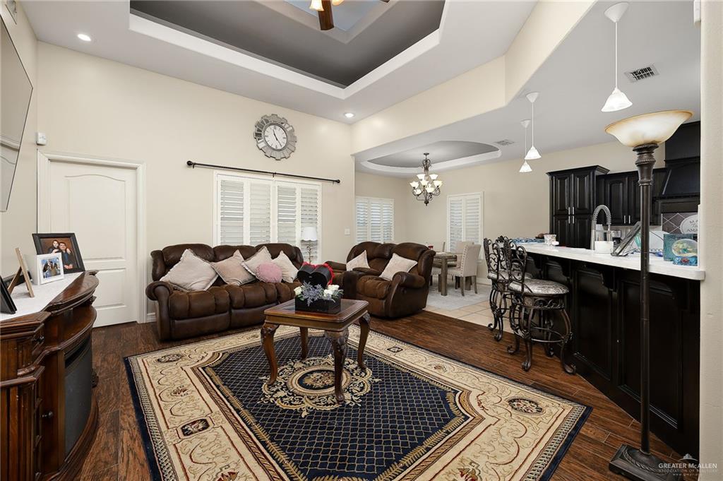 Photo 4 of 1406 La Ciniega Drive