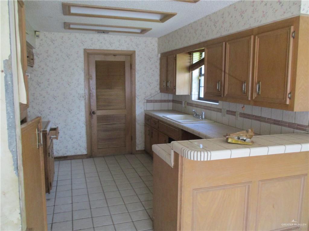 Photo 5 of 700 Franciska Street