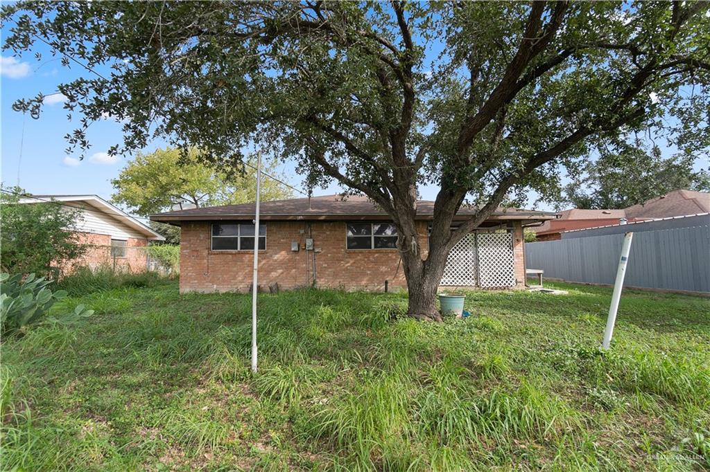 Photo 18 of 924 Greenlawn Street