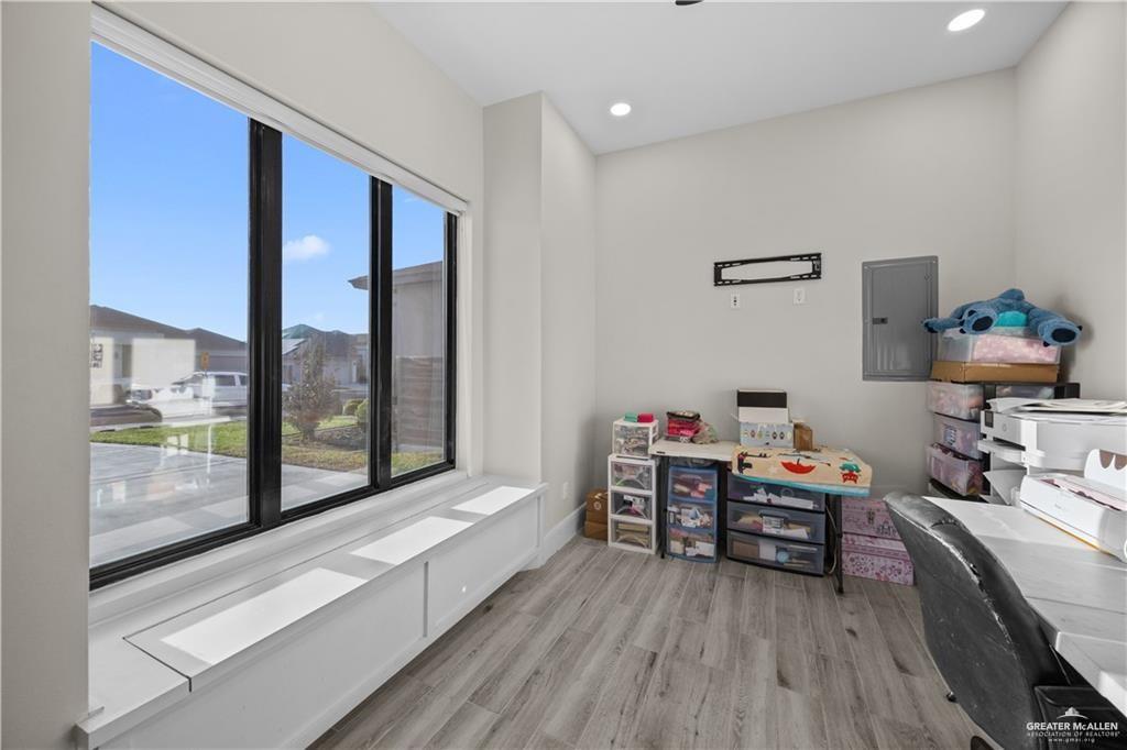 Photo 11 of 1404 Strawberry Hill Street