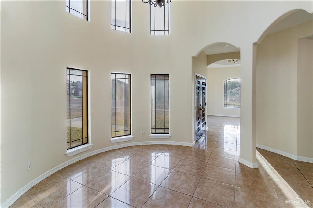 Photo 2 of 1332 Royal Palm Street