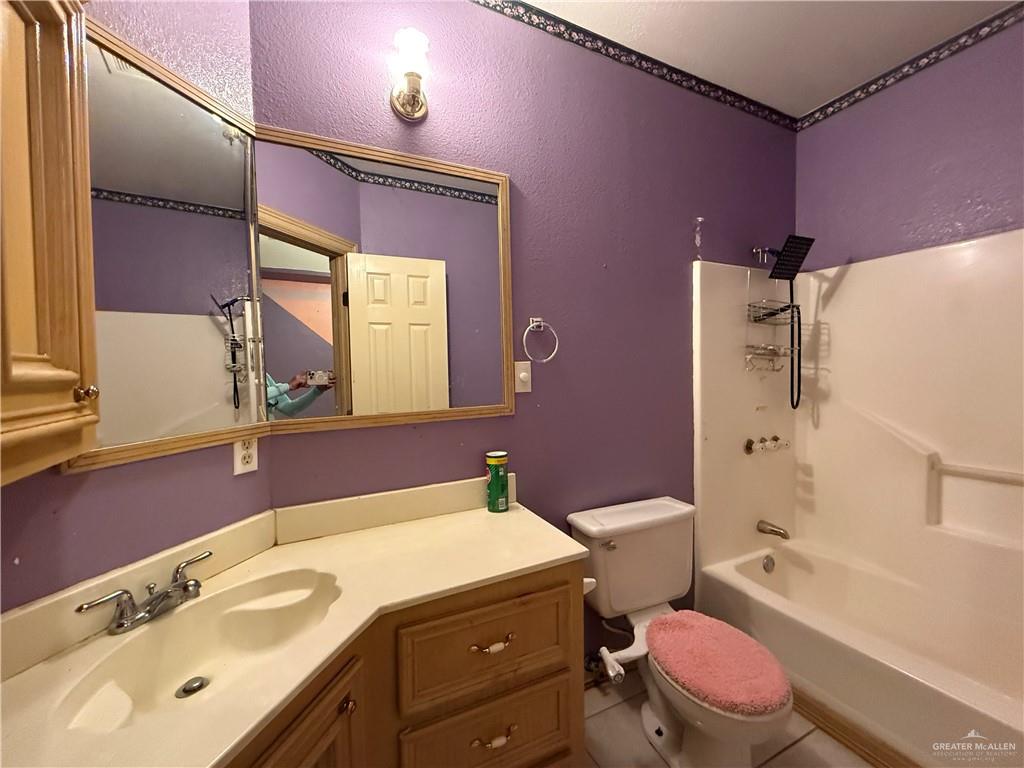 Photo 15 of 2100 Flor Lane