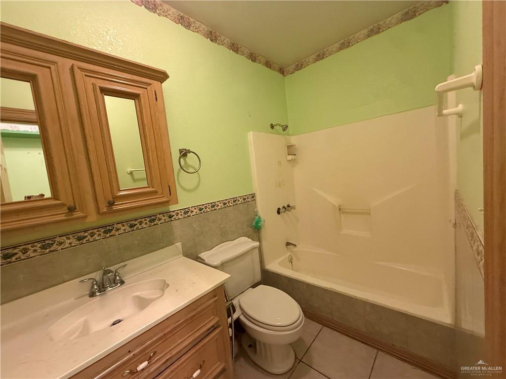 Photo 3 of 2100 Flor Lane