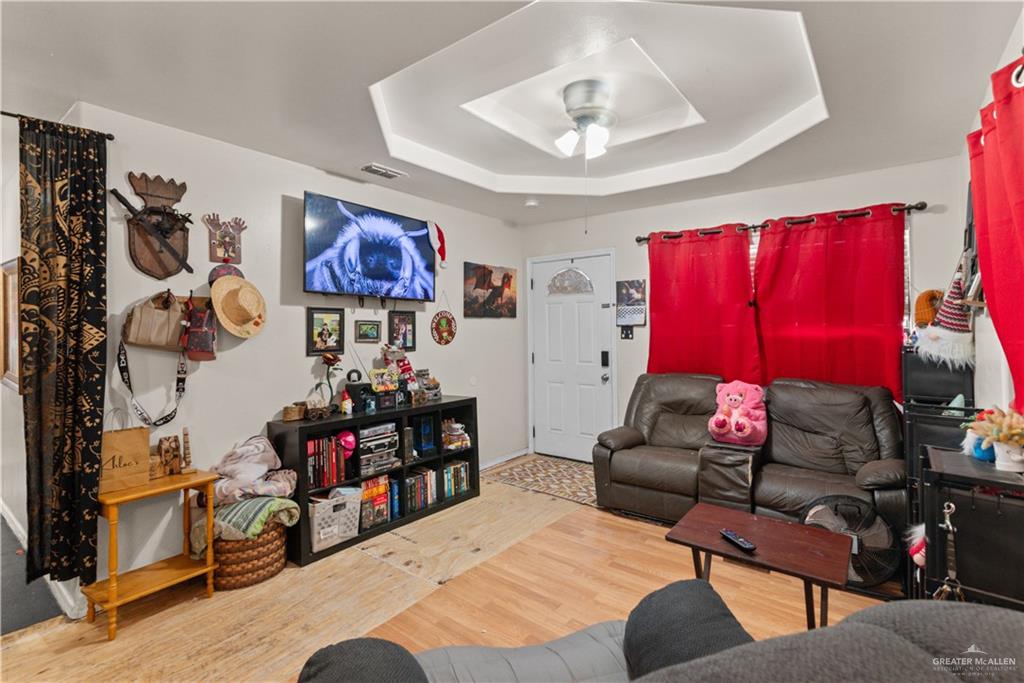 Photo 3 of 915 Los Ebanos Street