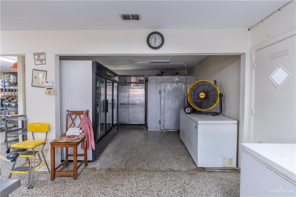 Photo 5 of 901 Cage Boulevard