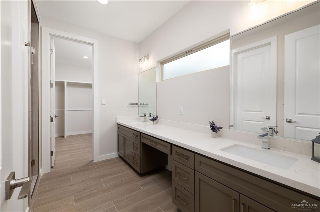 Photo 10 of 2529 Trinity Avenue