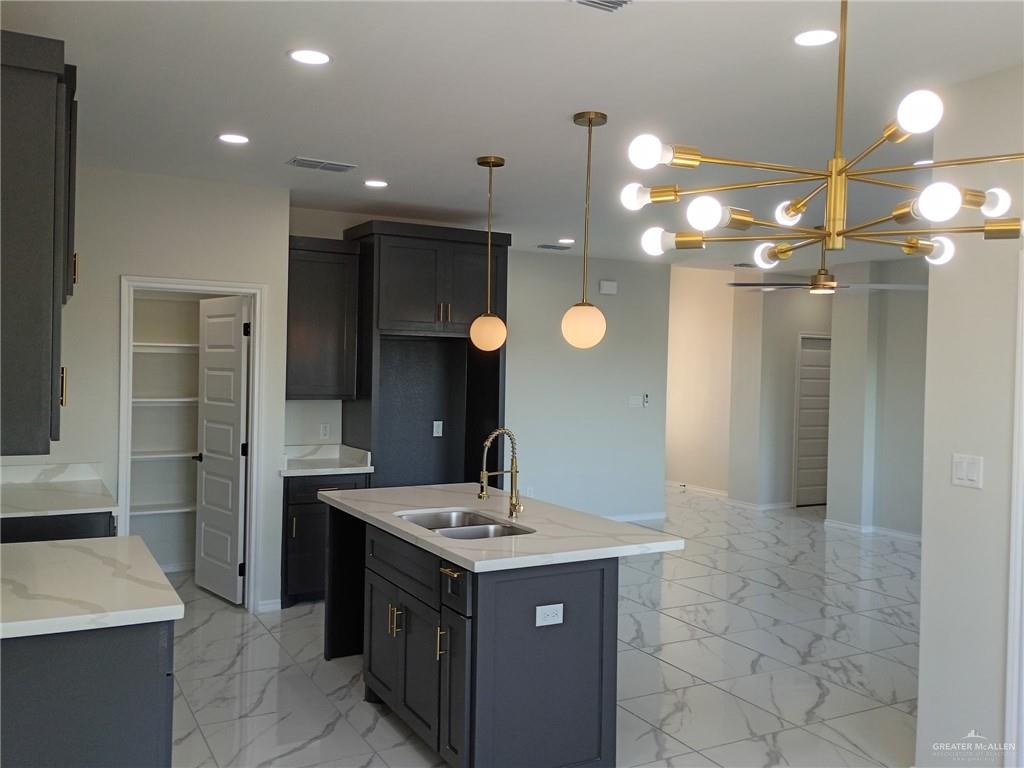 Photo 4 of 409 Leon