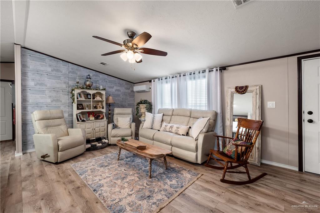Photo 2 of 805 Anaqua Street