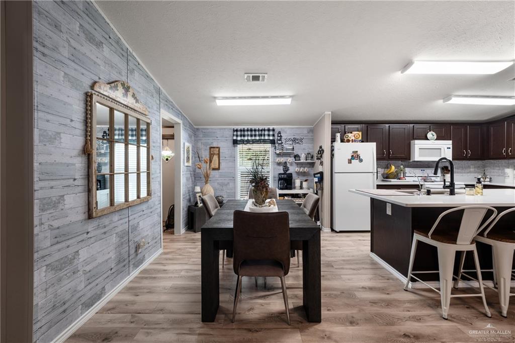 Photo 4 of 805 Anaqua Street