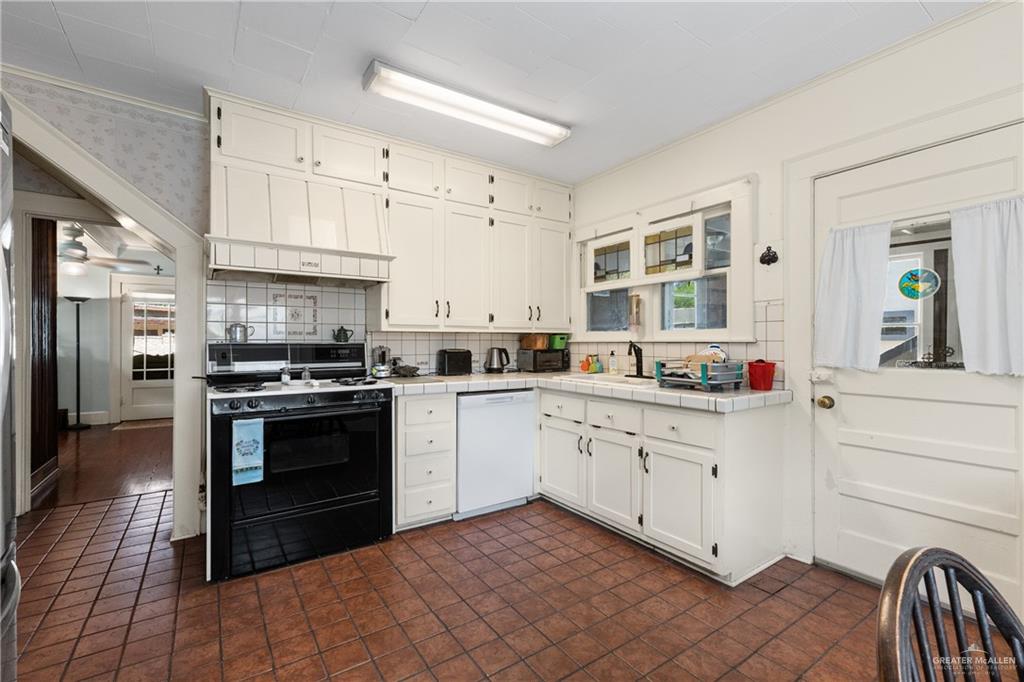 Photo 11 of 906 6th Street