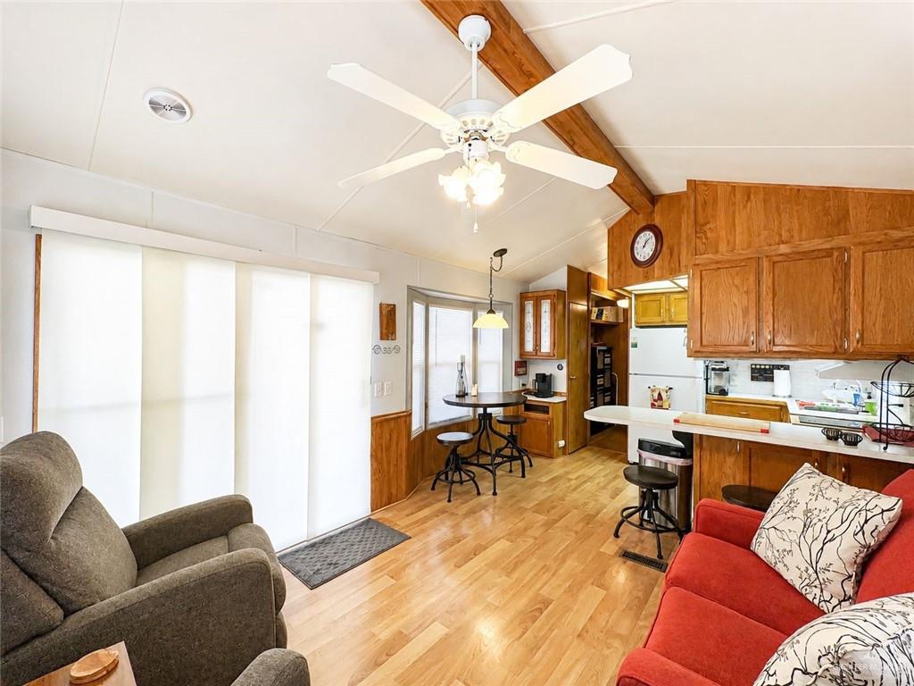 Photo 3 of 212 London Drive