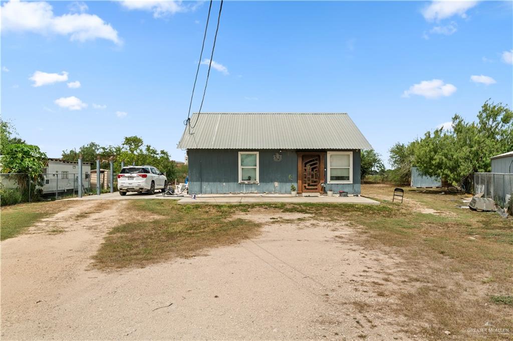 Photo 1 of 904 Apache Circle, Donna
