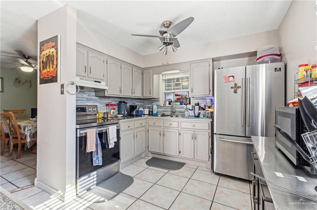 Photo 3 of 2124 Hawk Avenue