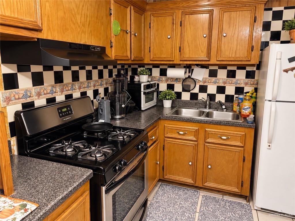 Photo 6 of 845 Roble Street